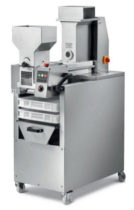 Macchina in acciaio per fare gnocchi su sfondo bianco, incassata su porta casse con ruote,. Frontale con comandi a pulsanti e tasto per arresto macchina di sicurezza, vano per introdurre l'impasto e bocca di fuori uscita gnocchi