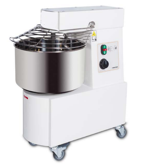 Impastatrice per pane e pizza bianca con cesto e griglia sopra di sicurezza in acciaio su sfondo immagine bianco. Macchina su ruote con temporizzatore a manopola nera per le 2 velocità. Sopra bottoni rosso verdi accensione e spegnimento.