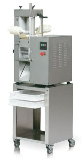 Macchina per produzione ravioli, in acciaio inox su sfondo bianco,. Appoggiata su un porta cassette della pasta con ruote,, ha due braccia porta rotoli di sfoglia con sotto i rulli raviolo e la bocca di uscita ravioli. Sull'altro latro una griglia di raffreddamento e sul frontale affianco all'uscita dei ravioli bottone rosso per la sicurezza ed i comandi macchina