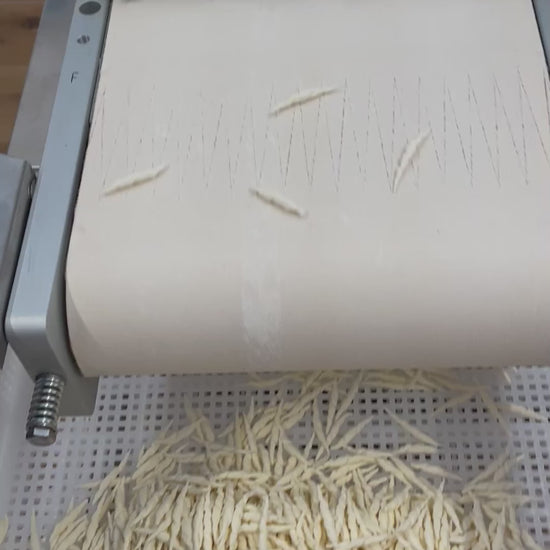 Formatrice per pasta fresca regionale in produzione trofie artigianali